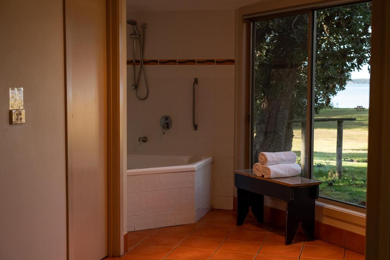 Villa Waterfront Retreat At Wattle Point Forge Creek Esterno foto